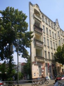 Berliner Architektur - Ecke Reuterstr. und Erlanger Str. 05.07.10- 1