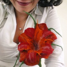 felted flower brooch -desert rose-