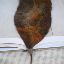 felted bookmark -chestnut-