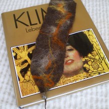 felted bookmark -chestnut-