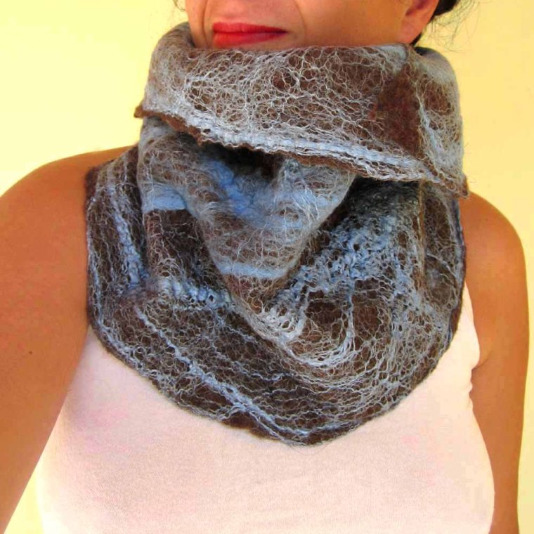  felted neck warmer -ice blue-