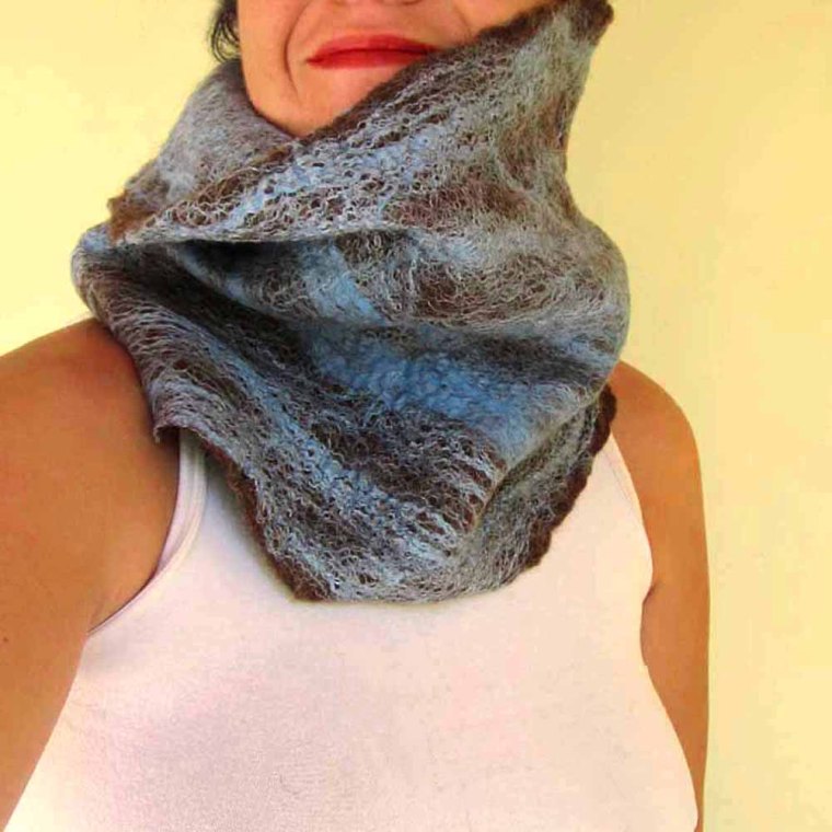  felted neck warmer -ice blue-