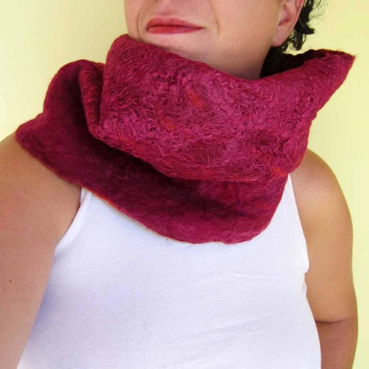 felted neck warmer -cherry brandy-