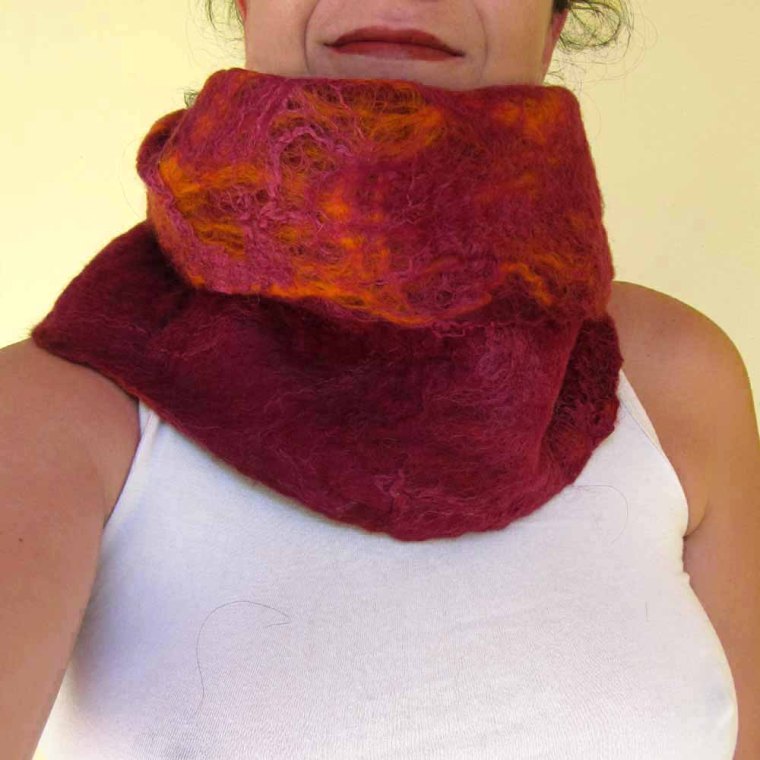  felted neck warmer -cherry brandy-