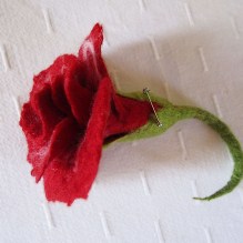 felted flower brooch -red red rose-
