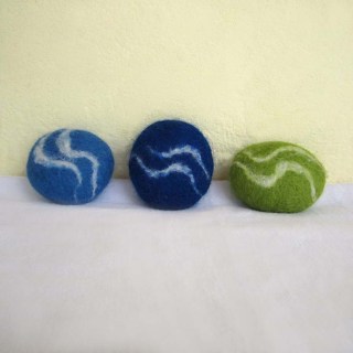 felted pebbles -water-