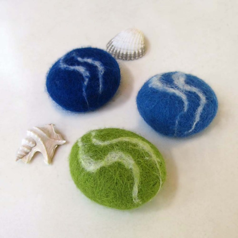 felted pebbles -water-