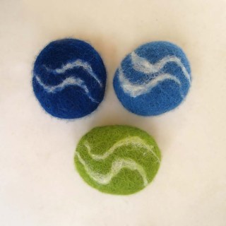 felted pebbles -water-