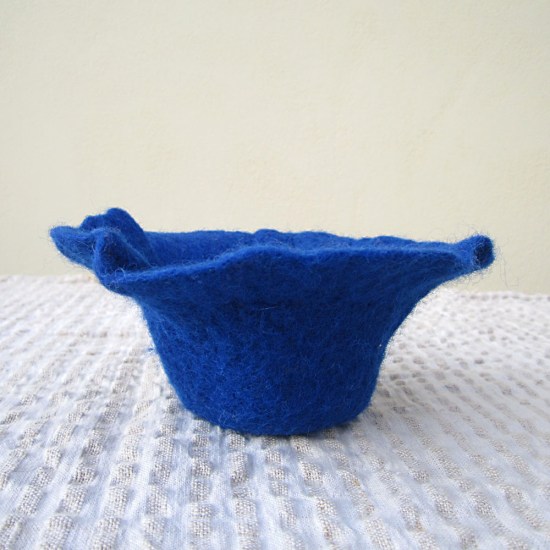 felted pot -deep blue-