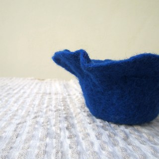 felted pot -deep blue-