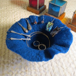 felted pot -deep blue-