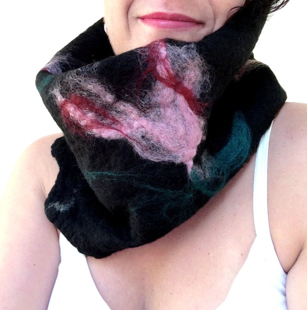 felted neck warmer -winter flowers-
