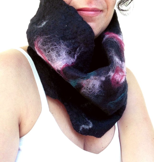 felted neck warmer -winter flowers-