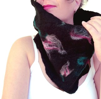 felted neck warmer -winter flowers-